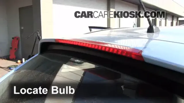 2007 Hyundai Accent SE 1.6L 4 Cyl. Éclairage Feu de freinage central (remplacer l'ampoule)